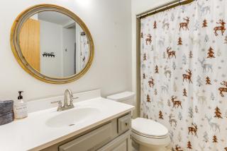 3 min to Mt Snow with FREE Shuttle! Family-Size fun, Wood fireplace, 2 living rooms, Arcades - Dover - 4
