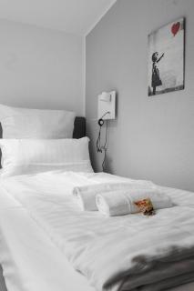 DG - Einfach aber sehr komfortabel - Wohnung für bis zu 12 Personen - Gruppen, Messe, Monteure, Studenten - Voll ausgestattet - 3 Smart-TV 55 Zoll Netflix, 1000 Mbit WLAN, voll ausgestattete Küche - Duisburgo - 3