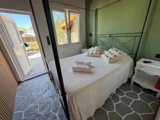 Secret Garden Airport-Beach Villas 300m from famous Davis Beach - Artemida - 4