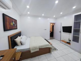 Cherida 2 bedroom Apartment with 24hr Power, WIFI, Netflix, Smart TV, Security, Washing Machine, Fully Equipped Kitchen - Lekki - 2
