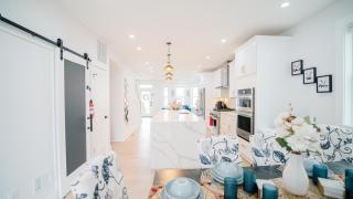 Modern 5BR & 5BA Rooftop Deck & Private Parking - 4