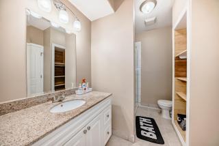Cozy bedroom in quiet community - Calgary - 5