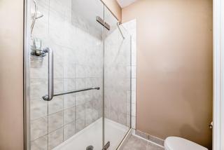 Cozy bedroom in quiet community - Calgary - 4