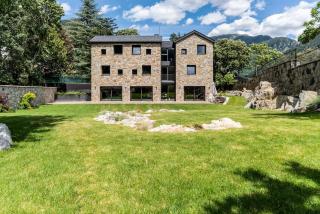 Historic French Embassy Gardens Chalet in Andorra l by BonesVacances - Andorra la Vella - 0