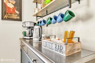 Sleeps 10 + Coffee bar + Game Room + Train to CHGO - 0