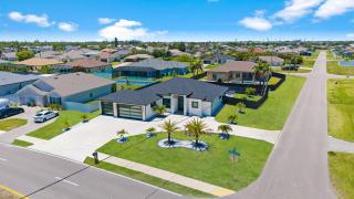 Relax & Play in Cape Coral Pool BBQ Family Fun - Cape Coral - 4