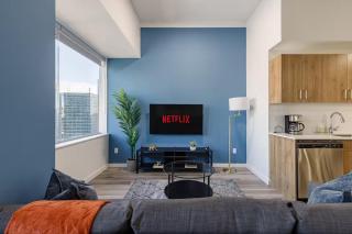 DT Edmonton King Suite with Parking & 100 Walk Score - Edmonton - 0