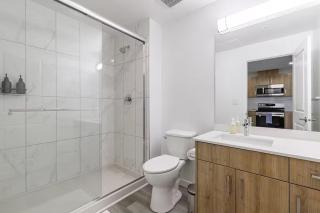 DT Edmonton King Suite with Parking & 100 Walk Score - Edmonton - 1