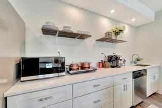 2 Kitchens, Pool, Ping Pong, Corn Hole, BBQ - Venice - 1