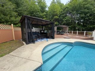 Cheerful 5-bedroom resort with heated pool - 7