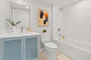 Downtown Vancouver 2BR Heritage Vibe Meets Modern Comfort - Vancouver - 1