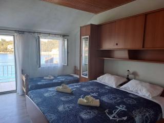 Charming Entire Apartment in Racisce with Security and Comfort - Račišće - 7
