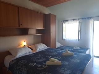 Charming Entire Apartment in Racisce with Security and Comfort - Račišće - 6