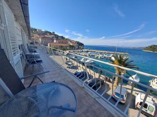 Charming Entire Apartment in Racisce with Security and Comfort - Račišće - 4