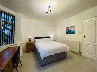 Studio-like room with own entrance - Parkstone - 9