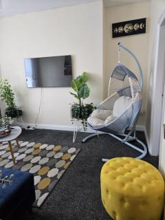 Charming Wolverhampton Apartment with Private Entrance - Wolverhampton - 6