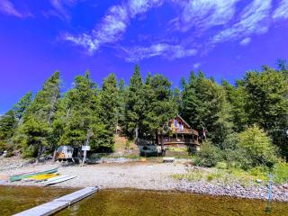 Beachfront Lake House Moyie BC - Moyie - 0