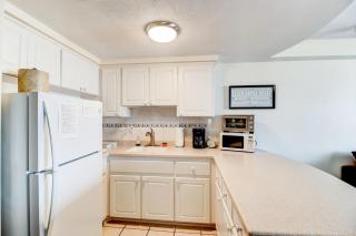 Seahorse Oceanfront with Balcony Sleeps 6 Kitchenette - 7
