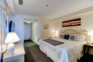 Seahorse Oceanfront with Balcony Sleeps 6 Kitchenette - 4