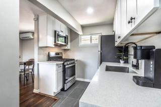 1BR in Montrose Free Parking Walkable Location - Houston - 2