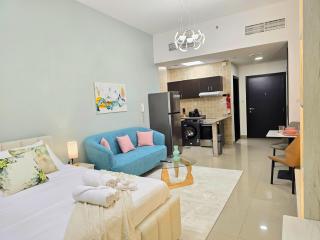 Leisure Retreat - Studio in Dubai Marina - 5 Mins to JBR Beach & The Walk - Close to Metro - 5