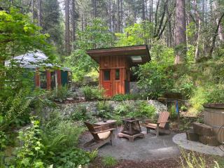 Magical Yurt in the woods - 2 miles from town - 7