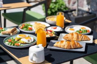 Hillside Elegance - Fira - 7