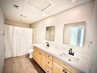 Charming 3-bedroom house in delightful Lewisville with AC, WiFi - Lewisville - 6
