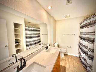Charming 3-bedroom house in delightful Lewisville with AC, WiFi - Lewisville - 2