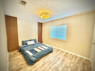 Charming 3-bedroom house in delightful Lewisville with AC, WiFi - Lewisville - 1