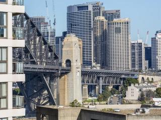 1 Stop to CBD - 3 Mins Walk Train - Milsons Point - 9