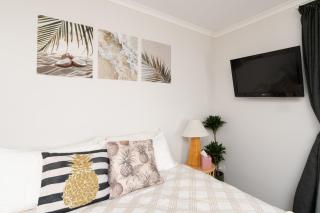 Pineapple Palace Studio - Raglan - 5