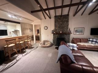 Downtown Wanaka, private house with huge backyard - 7