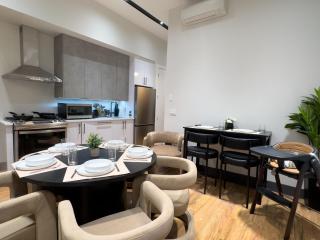 High-end House with 2 FREE Park Spots, rooftop NYC views and backyard with deck, 6BRs, 2FLs plus bsmt, 11 beds, 3 bath, Sleep 19, 20 PERCENT OFF - Hoboken - 2