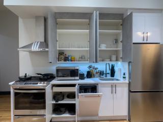 High-end House with 2 FREE Park Spots, rooftop NYC views and backyard with deck, 6BRs, 2FLs plus bsmt, 11 beds, 3 bath, Sleep 19, 20 PERCENT OFF - Hoboken - 4