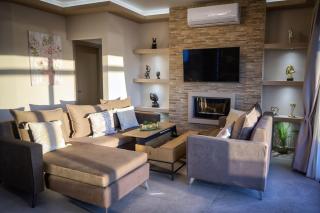 Secluded Luxury Villa w Jacuzzi & Stunning Views - Kaloi Limenes - 2