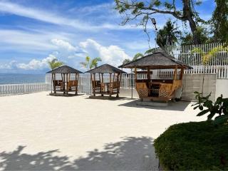 Tranquil Beach Front Cottage - Compostela - 1