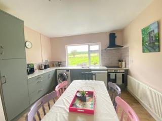Beautiful Country Cottage - - 4
