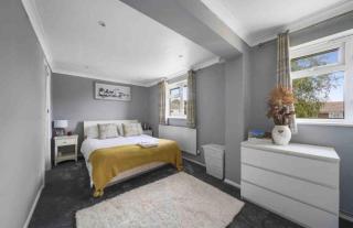 5 Bed House - Sleeps 10 - Garden - Parking - Wifi - 3