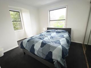Queen Room in Two Story House with Swimming Pool - SW3 - Wentworthville - 0