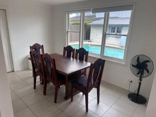 Queen Room in Two Story House with Swimming Pool - SW3 - Wentworthville - 4
