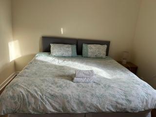 Spacious room close to tram - Edinburgh - 6
