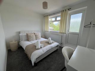 2 bed house in Nottingham - offers for long term stays - 1