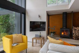 Willow - Glass Lake Retreat with Hot Tub for Two - South Cerney - 5
