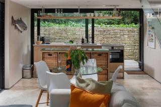 Willow - Glass Lake Retreat with Hot Tub for Two - South Cerney - 2