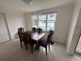 Cosy Queen Room with Balcony Access and Pool - SW6 - 2