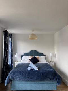 Marchwood House 4 bedroom sleeps 8 in the Village 10 mins walk to the beach - Bembridge - 8