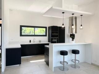 Luxurious Architect-Designed Villa with Pool - 8