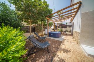 Seaside Villa Luci with jacuzzi and just minutes away from Ayia Triada beach - Paralimni - 8