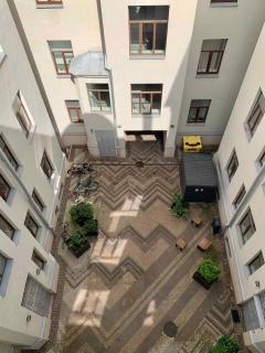 Charming Central Apartment with Rooftop View - Riga - 7